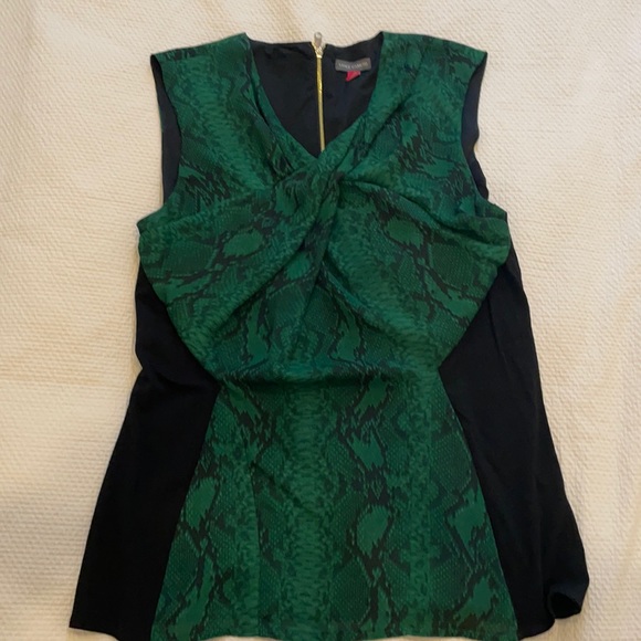 Vince Camuto Rich Green and Black Snake Print Top - Picture 1 of 4